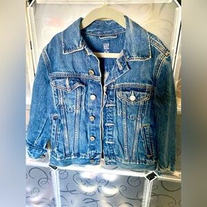 Boys Gap denim jacket in great condition 3-5yr old
